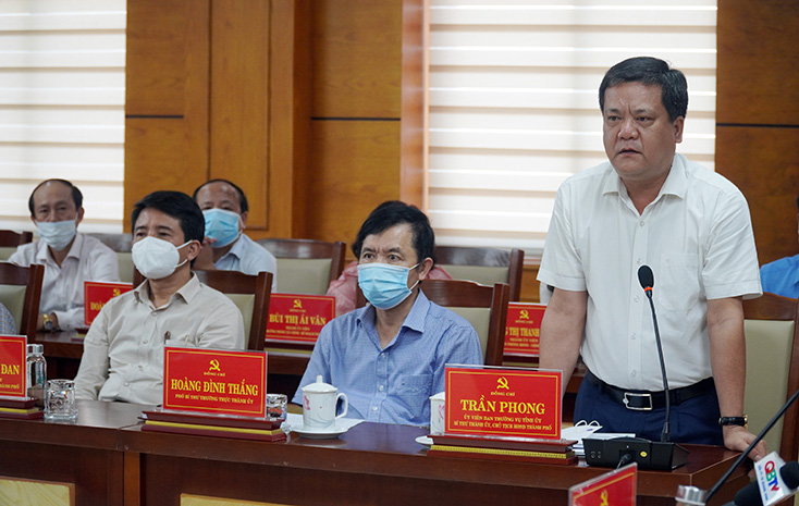 Đồng chí Bí thư Thành ủy Đồng Hới Trần Phong tiếp thu các ý kiến chỉ đạo của đồng chí Bí thư Tỉnh ủy.