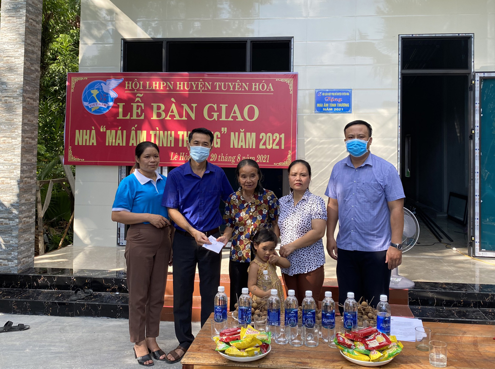 Hội LHPN huyện Tuyên Hóa bàn giao mái ấm tình thương cho bà Nguyễn Thị Vượng.