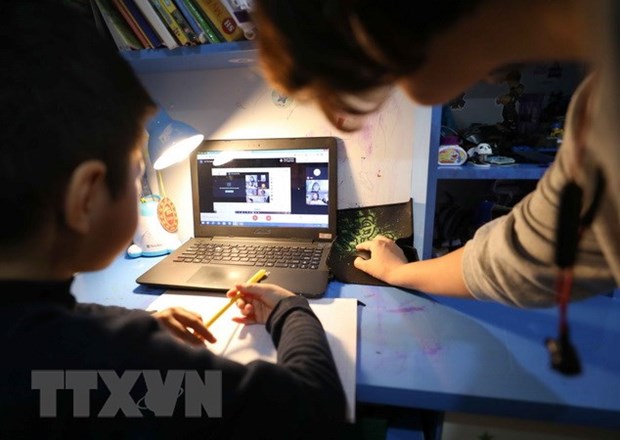  Phải học trực tuyến là một khó khăn lớn với học sinh lớp 1. (Ảnh: TTXVN)