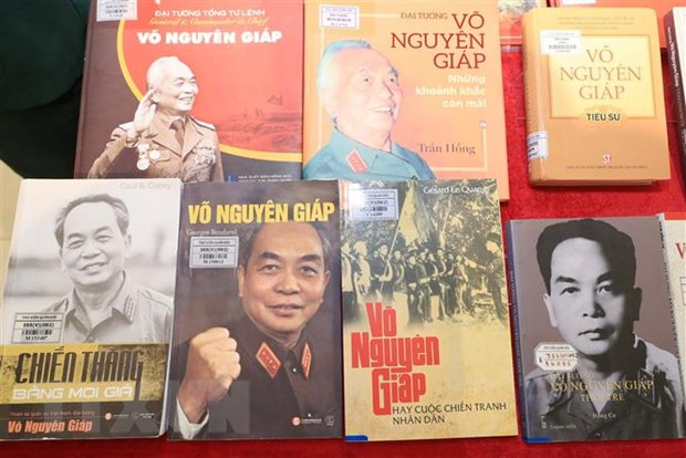 Nhiều loại ấn phẩm, sách báo viết về Đại tướng Võ Nguyễn Giáp được trưng bày triển lãm. (Ảnh: Trọng Đức/TTXVN)