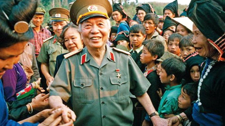  Đại tướng Võ Nguyên Giáp trong lần trở lại thăm Điện Biên Phủ tháng 4-1994. Ảnh tư liệu