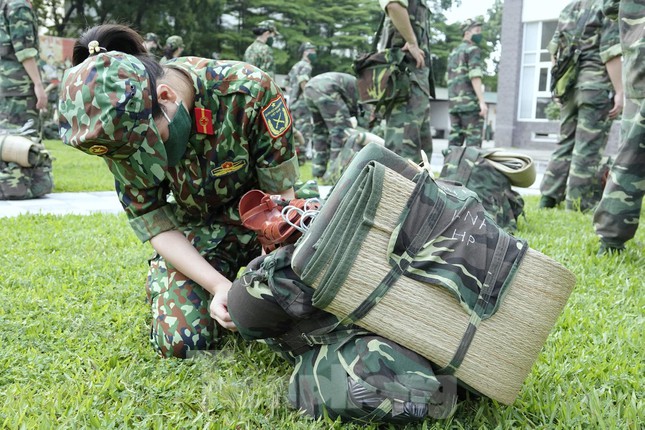Nữ học viên Học viện Quân y gói buộc quân trang trước giờ lên đường.