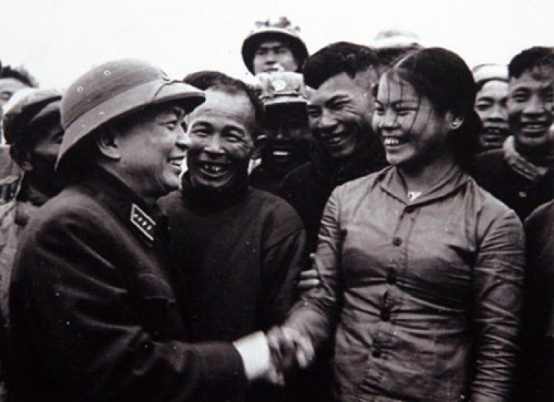 Đại tướng Võ Nguyên Giáp khen ngợi anh chị em công nhân đội vận tải Sông Gianh, Quảng Bình đã góp phần tích cực vận chuyển hàng ra tiền tuyến năm 1968.