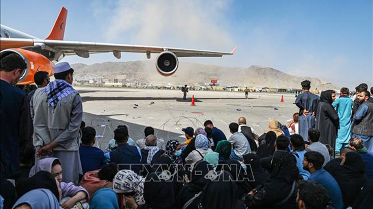 Người dân đợi tại sân bay Kabul để sơ tán khỏi Afghanistan ngày 16-8-2021. Ảnh: AFP/TTXVN