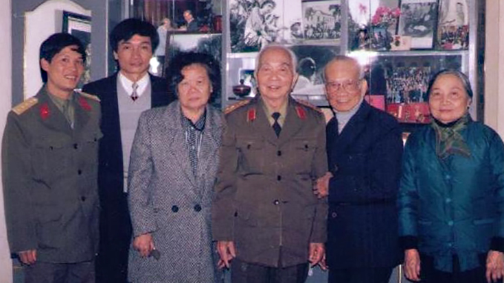 Tác giả bài viết (ngoài cùng bên trái) chụp ảnh cùng vợ chồng Đại tướng Võ Nguyên Giáp và gia đình nghệ sĩ nhiếp ảnh Vũ Năng An. Ảnh: HẢI ĐỨC
