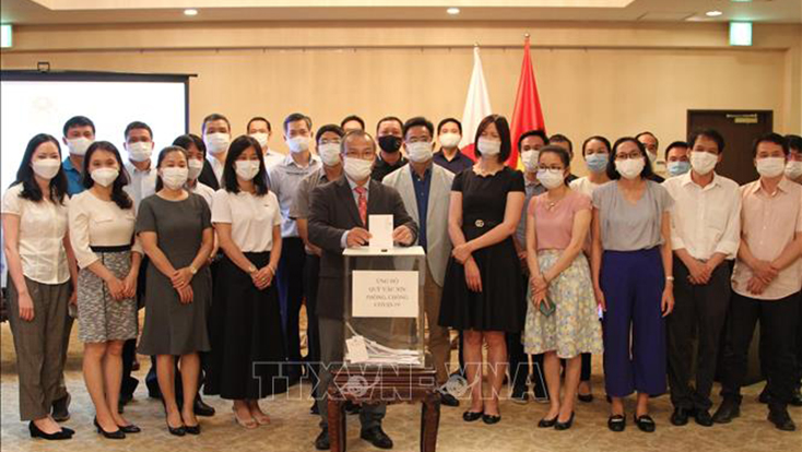 Kiều bào Việt Nam tại Nhật Bản quyên góp ủng hộ cho Quỹ vaccine phòng chống dịch COVID-19 của Việt Nam. Ảnh: Đào Thanh Tùng/Phóng viên TTXVN tại Tokyo