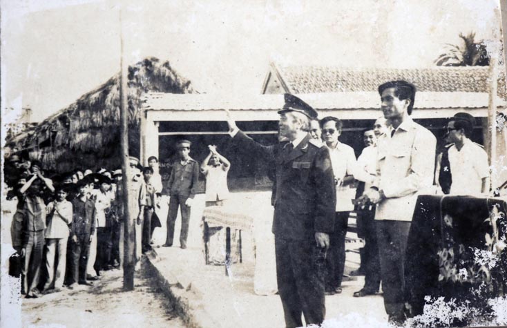  Đại tướng Võ Nguyên Giáp trong chuyến thăm Trường cấp 3 Lệ Thủy (ảnh tư liệu).