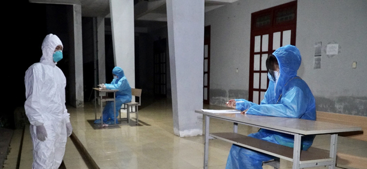 CDC Quảng Bình đón bệnh nhân tại KCL tập trung huyện Lệ Thủy ngay trong đêm 23-8.