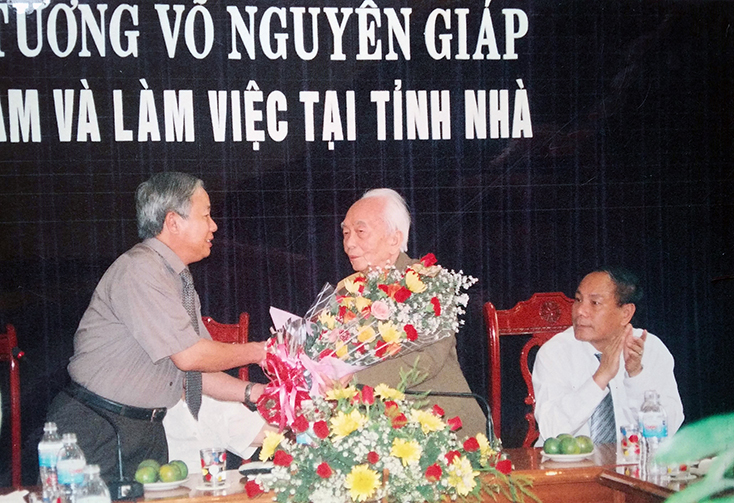 Ông Đinh Hữu Cường tặng hoa chúc mừng Đại tướng nhân dịp Người về thăm và làm việc với tỉnh Quảng Bình.