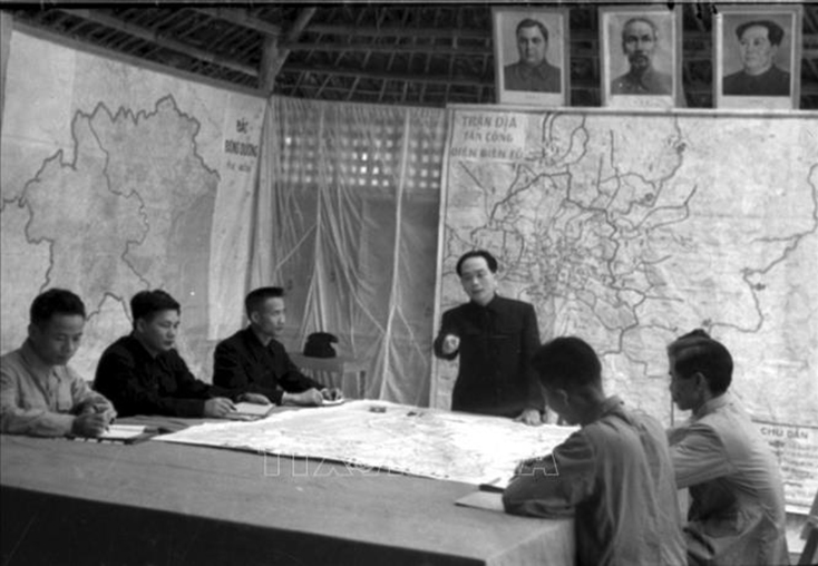 Đại tướng Võ Nguyên Giáp và Bộ Tổng tham mưu Quân đội nhân dân Việt Nam nghiên cứu kế hoạch tác chiến Chiến dịch Điên Biên Phủ. Ảnh: Tư liệu TTXVN