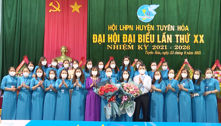  Lãnh đạo Huyện ủy Tuyên Hóa tặng tặng hoa, chúc mừng Ban chấp hành Hội LHPN huyện nhiệm kỳ 2021-2026.