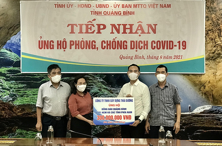 Lãnh đạo Ủy ban MTTQVN tỉnh và UBND tỉnh tiếp nhận ủng hộ từ Công ty TNHH xây dựng Thái Dương.