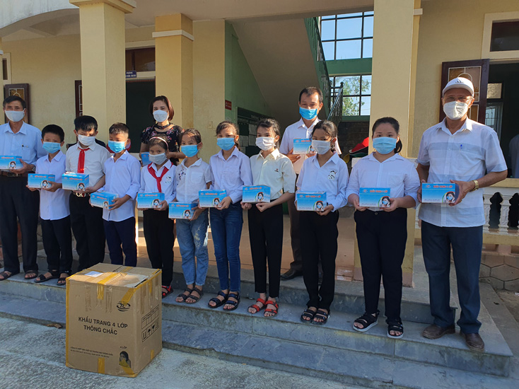 Học sinh trường THCS An Ninh nhận khẩu trang.