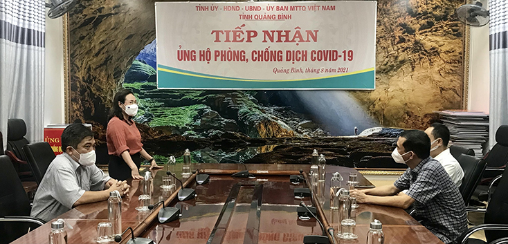 Đồng chí Chủ tịch Ủy ban MTTQVN tỉnh Phạm Thị Hân phát biểu gửi lời cảm ơn Công ty TNHH xây dựng Thái Dương.