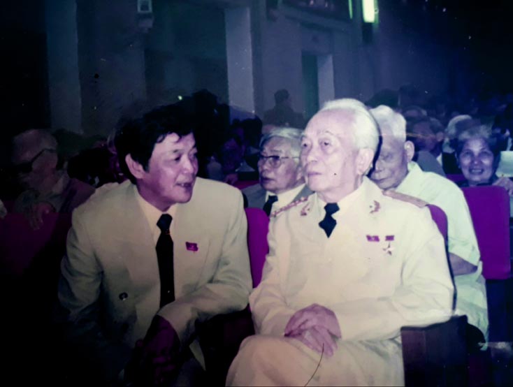  Tác giả (bên trái ảnh) được tiếp chuyện Đại tướng trong một lần Người về thăm quê.