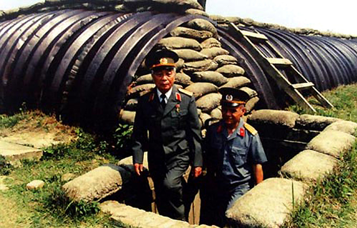 Đại tướng Võ Nguyên Giáp trong một lần thăm lại Điện Biên Phủ. Ảnh tư liệu