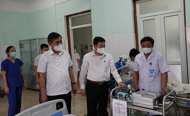 Đồng chí Chủ tịch UBND tỉnh Trần Thắng kiểm tra sở sở vật chất, thiết bị phục vụ điều trị bệnh nhân Covid-19 tại Bệnh viện dã chiến tỉnh.