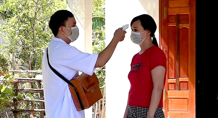 Y tế cơ sở theo dõi sức khỏe cho người dân thực hiện CLTN ở xã Quảng Tiên.