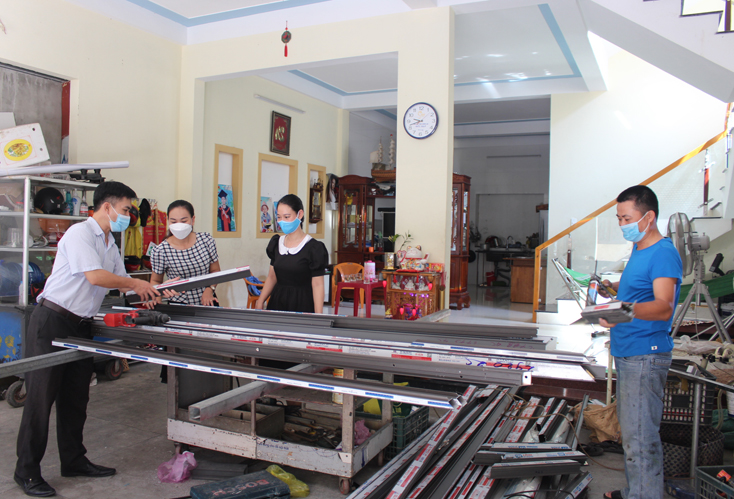 Lãnh đạo công đoàn phường Đồng Phú, TP. Đồng Hới thăm, kiểm tra tình hình hoạt động của Cơ sở cơ khí Thanh Phúc. 