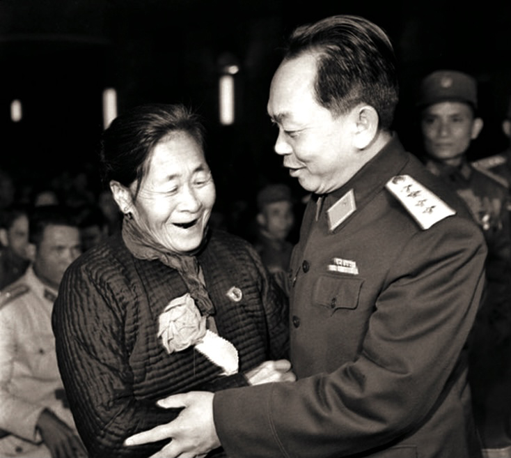 Đại tướng Võ Nguyên Giáp và mẹ Suốt tại Đại hội Anh hùng chiến sỹ thi đua toàn quốc  ngày 28-12-1966. Ảnh: Tư liệu
