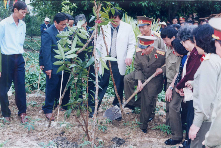 Đại tướng Võ Nguyên Giáp trồng cây lưu niệm tại quê nhà. Ảnh: Tư liệu