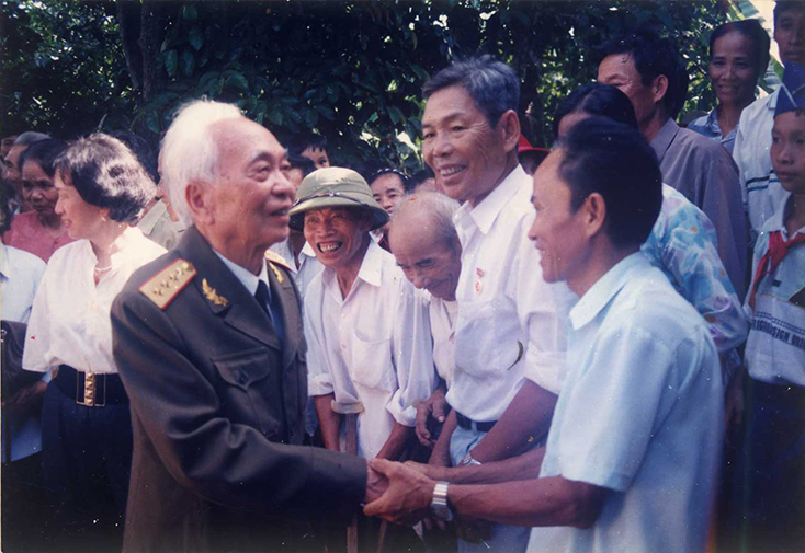 Đại tướng Võ Nguyên Giáp gặp mặt bà con quê nhà tháng 8-1999. Ảnh: Trọng Thái