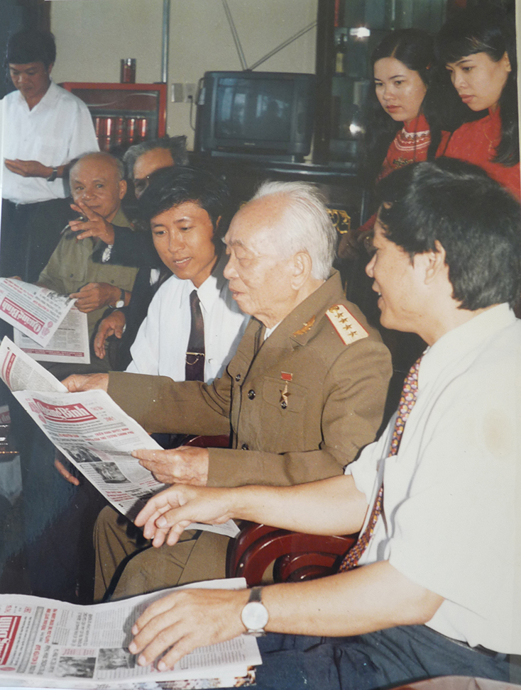 Đại tướng Võ Nguyên Giáp đọc Báo Quảng Bình. Ảnh: Tiến Hành