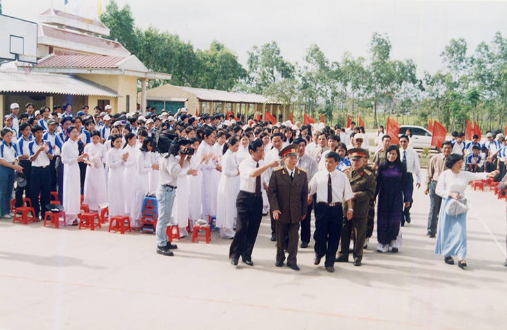 Đại tướng Võ Nguyên Giáp thăm Trường THPT chuyên Quảng Bình. Ảnh: Ngọc Mai