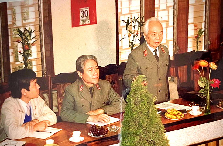 Tác giả (ngoài cùng bên trái) trong một lần được làm việc với Đại tướng. 