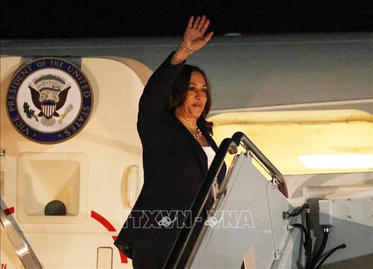 Phó Tổng thống Mỹ Kamala Harris lên máy bay tại căn cứ Andrews ở bang Maryland, khởi hành chuyến thăm Singapore và Việt Nam ngày 20-8-2021. Ảnh: AFP/TTXVN