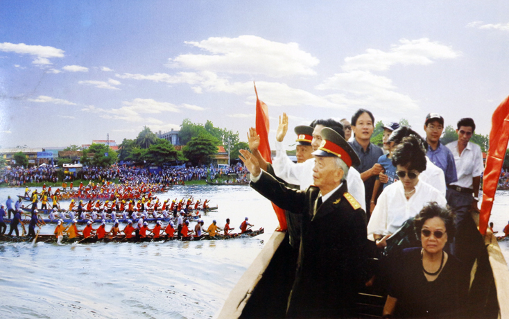 Đại tướng Võ Nguyên Giáp trong một lần về quê dự hội bơi, đua thuyền truyền thống trên sông Kiến Giang. 