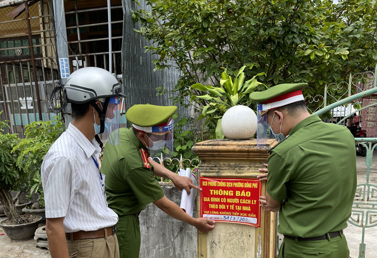 UBND phường Đồng Phú dán niêm yết công khai các thông tin về trường hợp những người đang thực hiện quyết định CLTN.