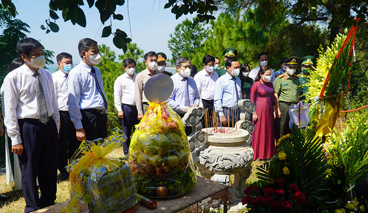 Các đồng chí lãnh đạo tỉnh kính cẩn dâng hương viếng Đại tướng khu mộ ở Vũng Chùa, nơi Đại tướng yên nghỉ giấc ngàn thu.