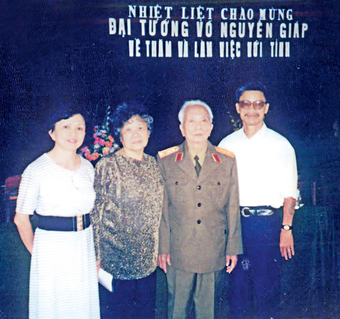 Tác giả chụp ảnh cùng gia đình Đại tướng.