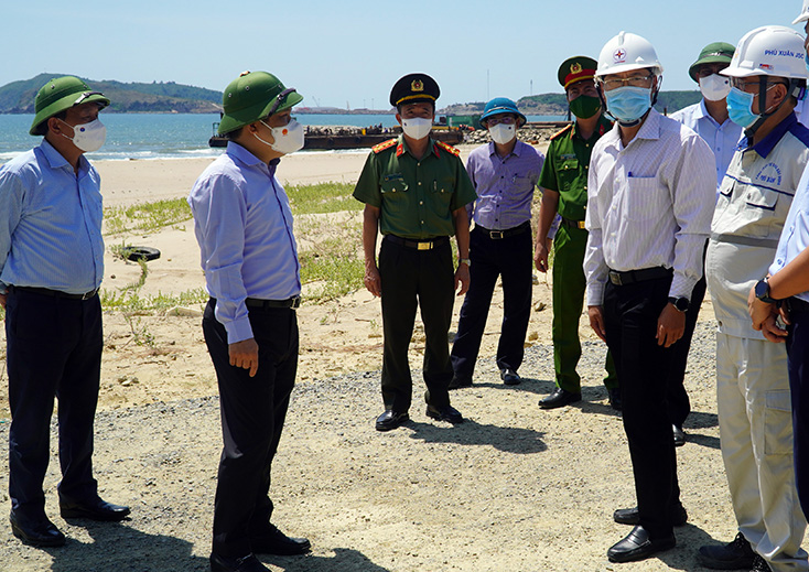 Đồng chí Bí thư Tỉnh ủy Vũ Đại Thắng kiểm tra tiến độ thi công tại Dự án Trung tâm điện lực Quảng Trạch.