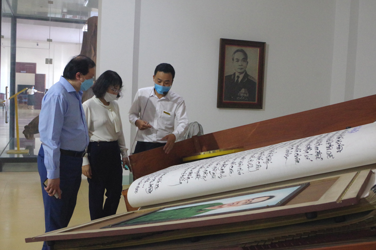 Thứ trưởng Bộ Văn hóa, Thể thao và Du lịch Tạ Quang Đông xem một số tư liệu đang trưng bày ở Bảo tàng Tổng hợp