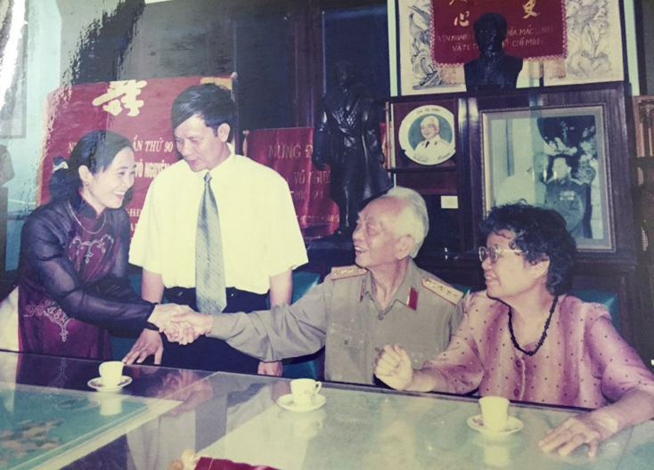 Tác giả cùng đoàn lãnh đạo tỉnh ra Hà Nội mừng thọ Đại tướng tuổi 90  tháng 8-2001