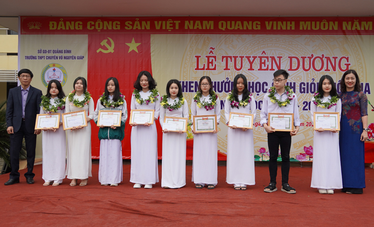 Trường THPT chuyên Võ Nguyên Giáp tuyên dương học sinh đoạt giải quốc gia năm 2021.