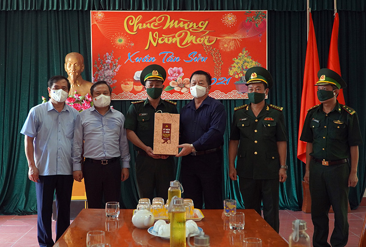 Đồng chí Trưởng ban Tuyên giáo Trung ương đã gặp mặt và tặng quà cho cán bộ, chiến sĩ Đồn Biên phòng Roòn