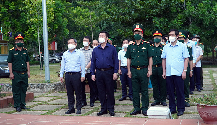 Đồng chí Trưởng ban Tuyên giáo Trung ương Nguyễn Trọng Nghĩa ghi sổ lưu niệm tại khu Di tích lịch sử hang Lèn Hà