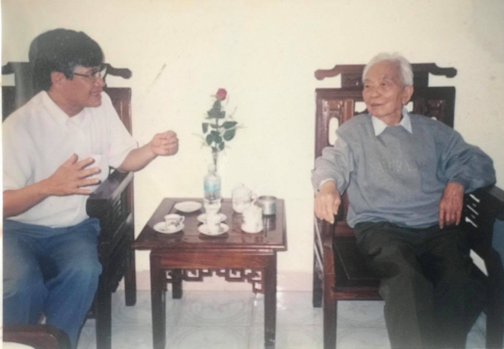 Đại tướng Võ Nguyên Giáp và nhà thơ Hoàng Vũ Thuật trong cuộc gặp gỡ đặc biệt.