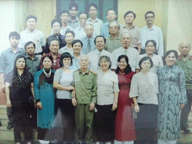 Các văn nghệ sỹ Quảng Bình vinh dự đến thăm Đại tướng Võ Nguyên Giáp tại nhà riêng năm 2004. 