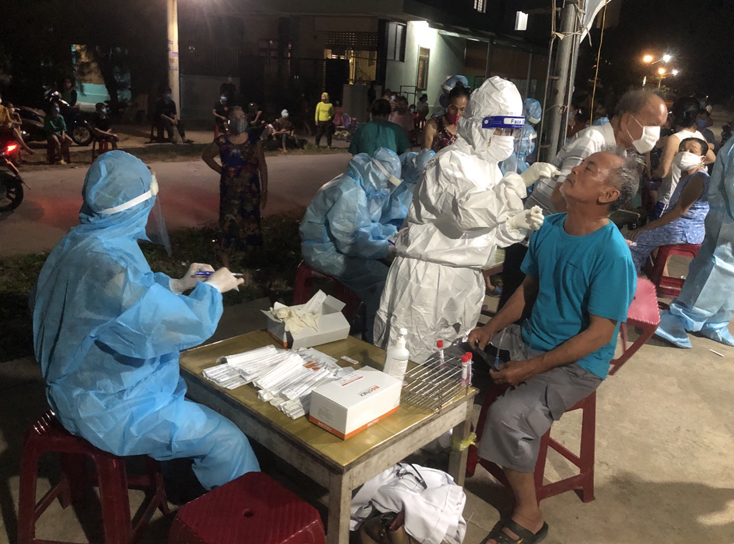  Lực lượng y tế lấy mẫu xét nghiệm SARS-CoV-2 cho người dân trên địa bàn 