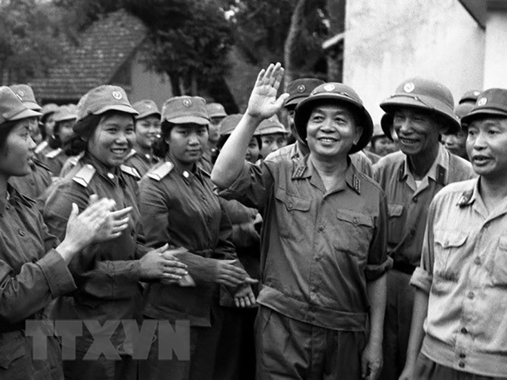 Đại tướng Võ Nguyên Giáp thăm các đơn vị nữ thông tin và nữ quân y đã tham gia Lễ duyệt binh ngày 1-5-1973. Ảnh: TTXVN