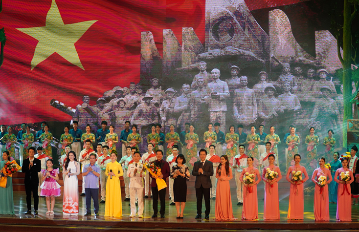 Đồng chí Trưởng Ban Tuyên giáo Tỉnh ủy Cao Văn Định tặng hoa chúc mừng buổi biểu diễn thành công. 