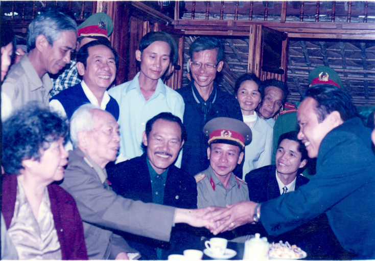 Ông Đỗ Trung Tuân, Đặng Đại Trung và những người thợ thi công trùng tu ngôi nhà được Đại tướng Võ Nguyên Giáp mời gặp, cảm ơn trong lần ông về thăm quê năm 2002. 