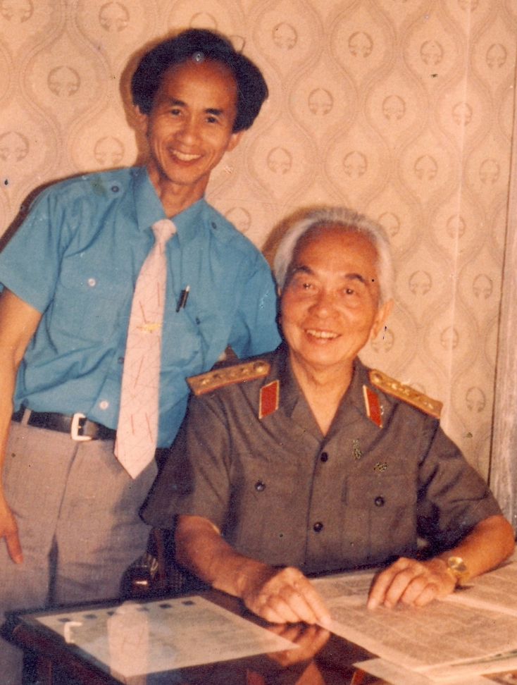 Đại tướng Võ Nguyên Giáp và PGS.TS, nhạc sỹ Nguyễn Lân Cường. 