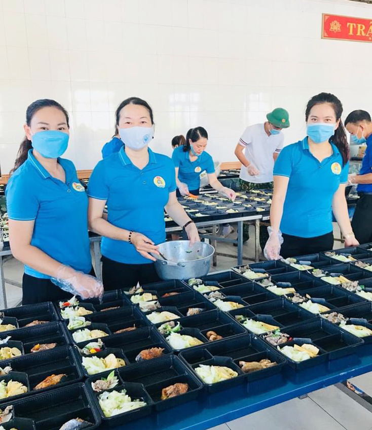 Các đoàn viên LĐLĐ thành phố Đồng Hới tham gia nấu ăn hỗ trợ bữa ăn tại các khu cách ly tập trung trên địa bàn thành phố.