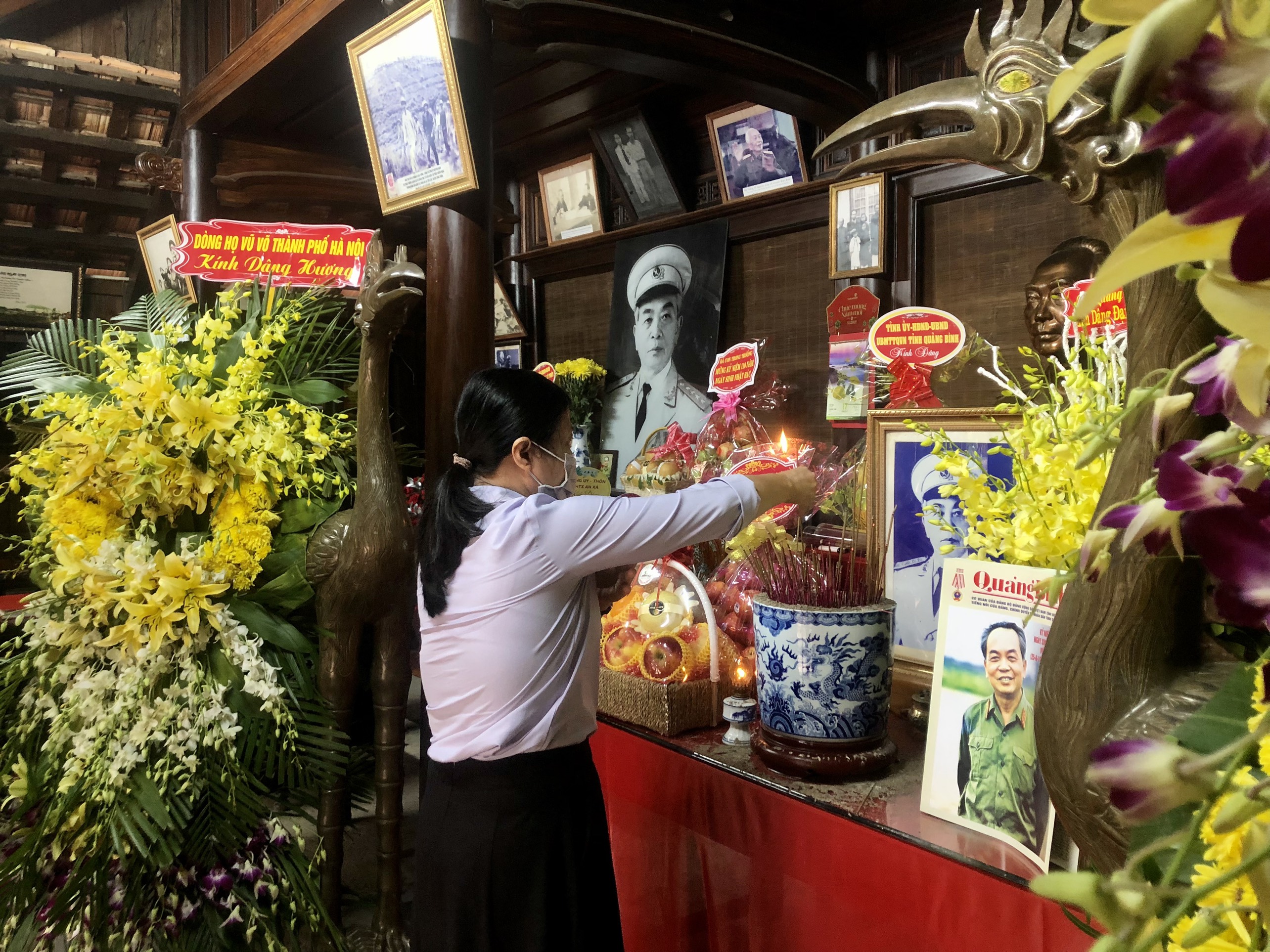 đồng chí Trần Thị Hồng Hiếu, Phó Tổng Biên tập thay mặt cho Ban Biên tập và cán bộ, viên chức Báo Quảng Bình đã thành kính dâng hương, dâng hoa tưởng nhớ Đại tướng.