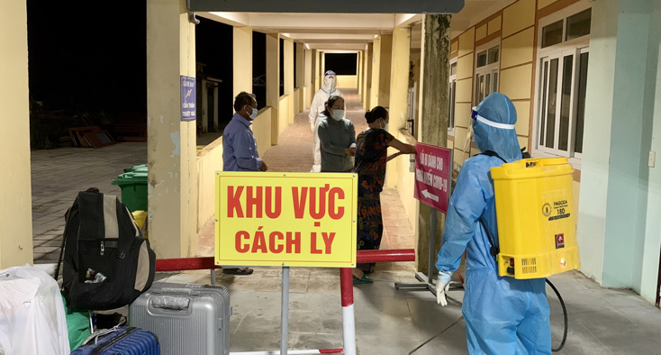 Các bệnh nhân của địa bàn Đồng Hới được CDC Quảng Bình chuyển về Cơ sở điều trị bệnh nhân Covid-19 Bệnh viện Y dược cổ truyền tỉnh để cách ly điều trị ngay trong đêm.